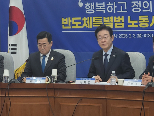 이재명 더불어민주당 대표가 3일 국회에서 반도체특별법 관련 토론을 주재하고 있다. 안소현 기자